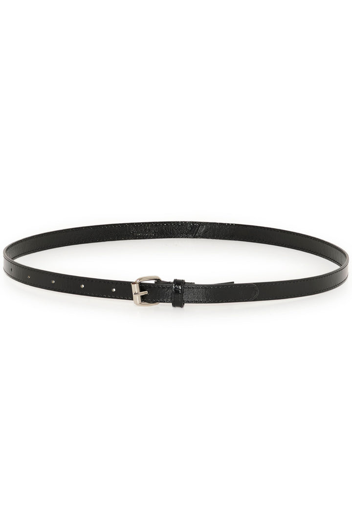 Ceinture fine en cuir verni noir, boucle argentée, pour un style chic et élégant.