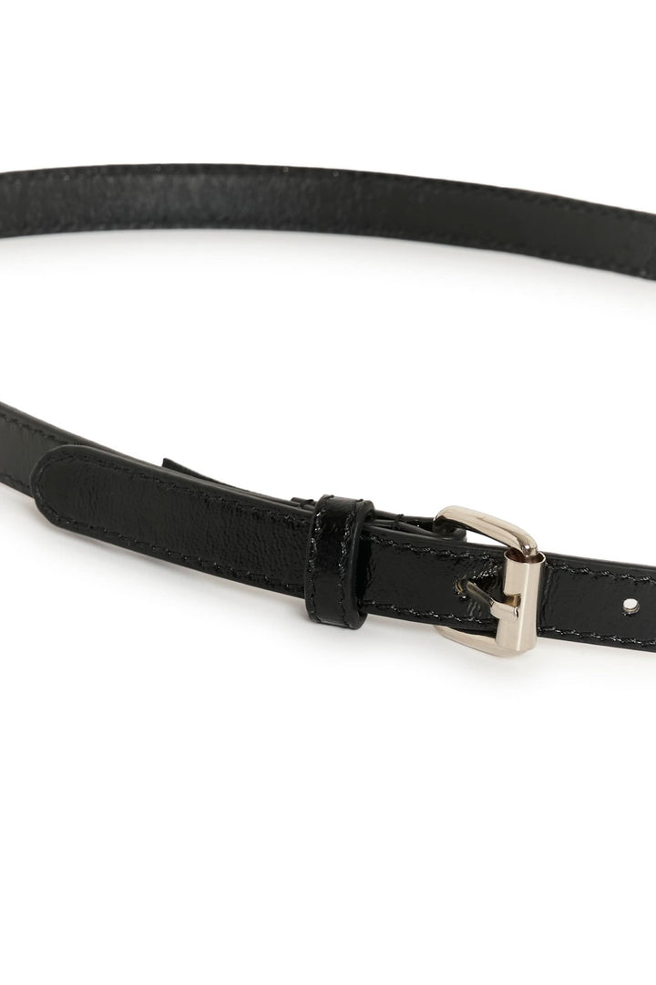 Ceinture Nacimo en cuir verni noir avec boucle argentée, fine et élégante pour un look chic.