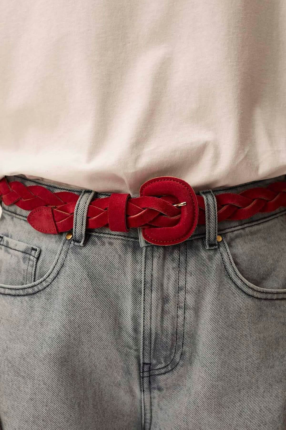 Ceinture Pigna en suède tressé rouge, boucle recouverte, style artisanale, ajustable, idéale pour structurer vos tenues.