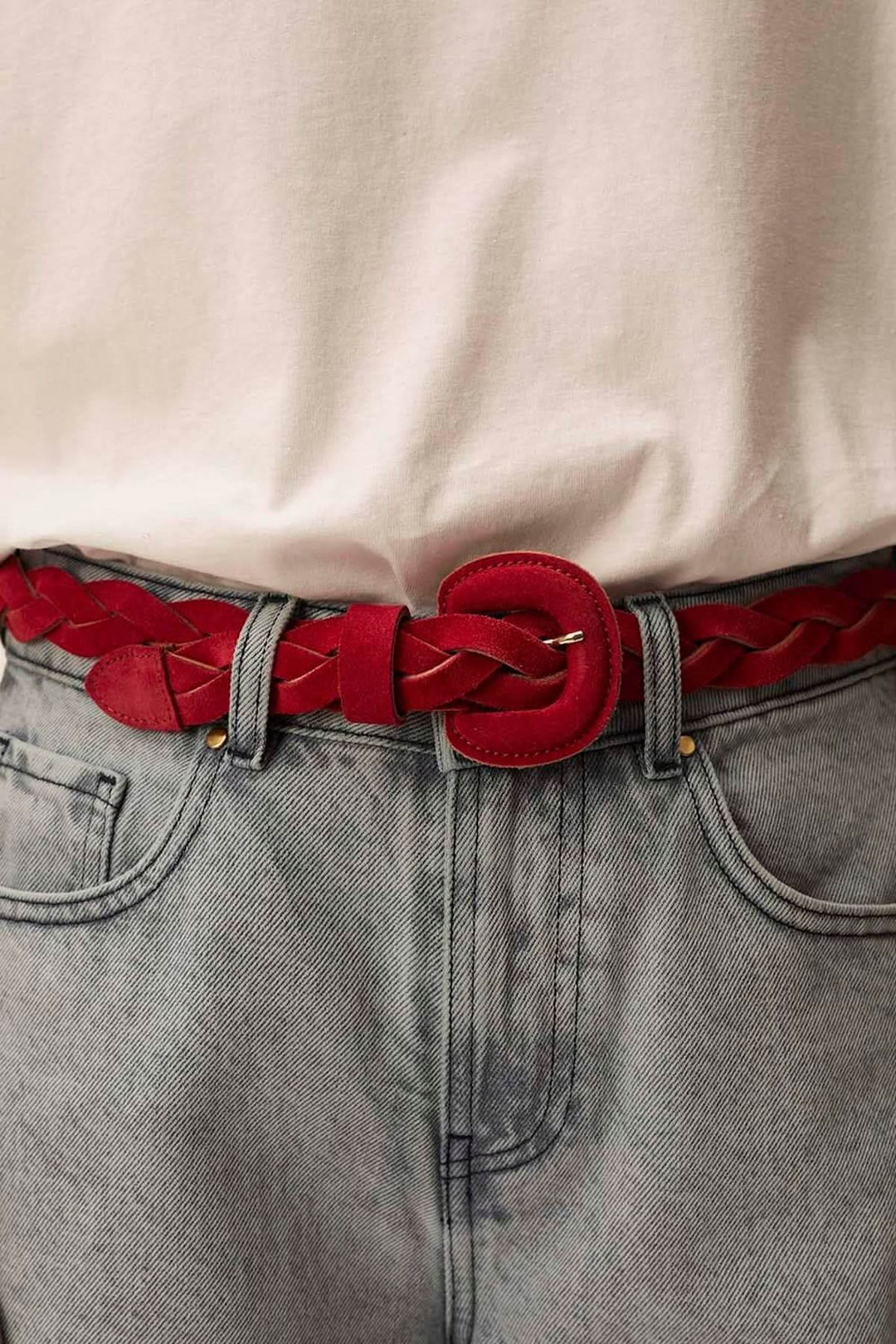 Ceinture Pigna en suède tressé rouge, boucle recouverte, style artisanale, ajustable, idéale pour structurer vos tenues.