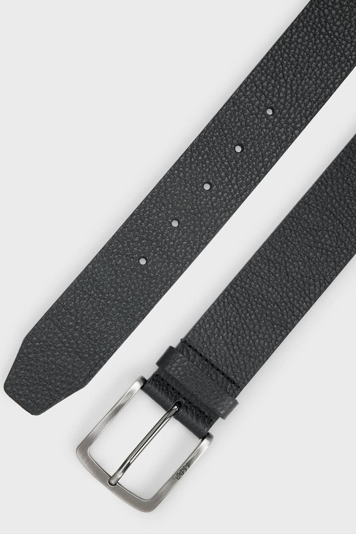 Ceinture en cuir italien à grain noir avec boucle gravée BOSS, accessoire élégant pour homme.