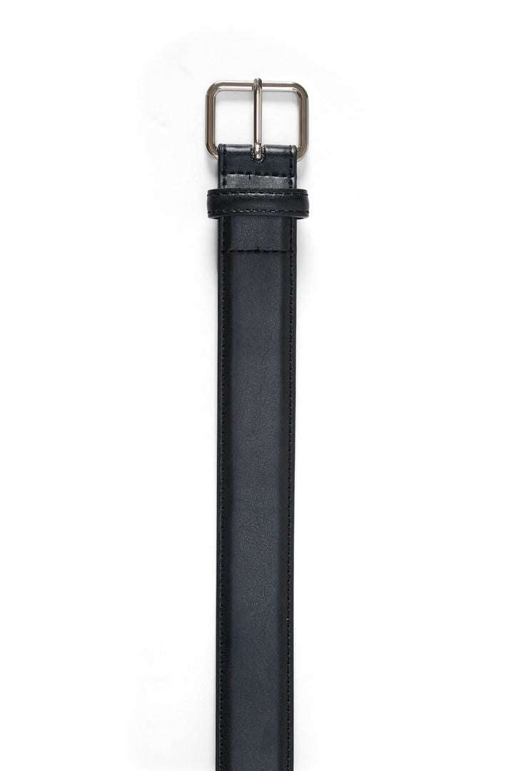 Ceinture en cuir lisse noire avec boucle métallique rectangulaire et surpiqûres contrastantes.