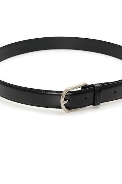 Ceinture fine en cuir noir avec boucle ronde, design élégant et coutures soignées.