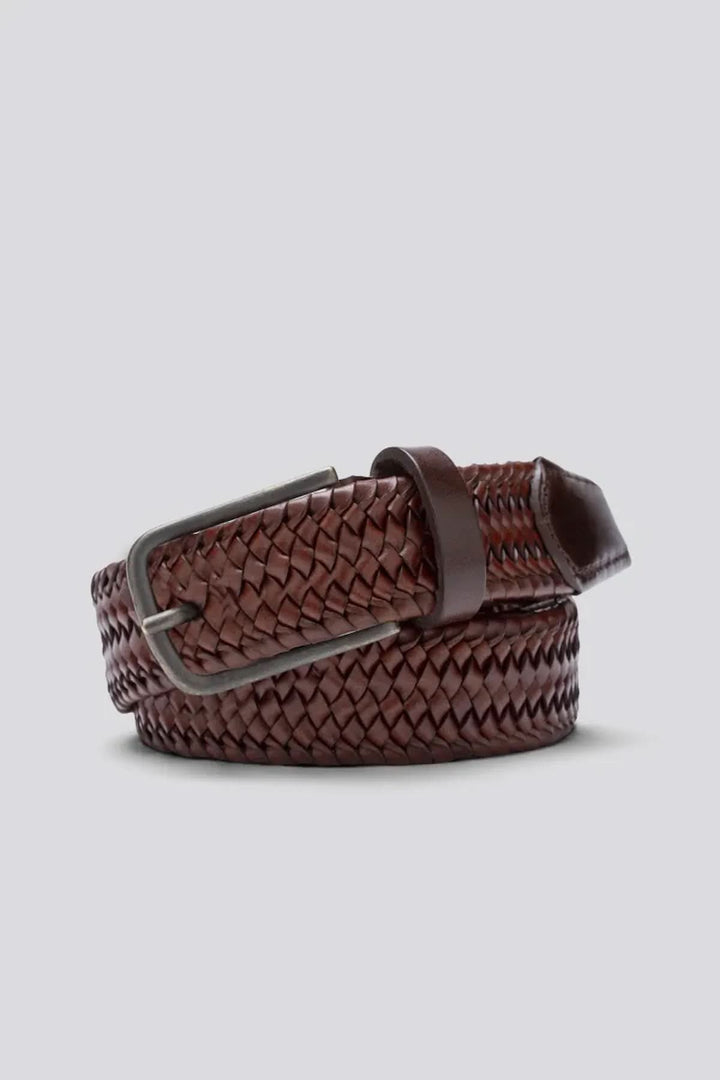 Ceinture tressée en cuir brun avec boucle en métal, parfaite pour des tenues élégantes ou décontractées.