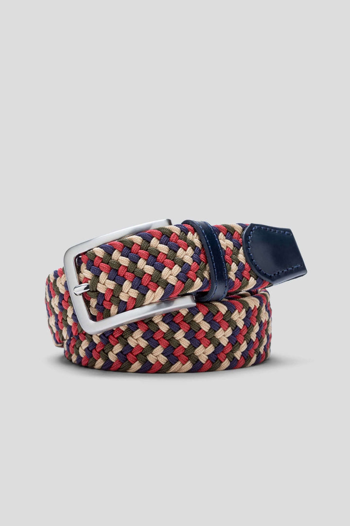 Ceinture tressée multicolore avec boucle métallique, ajustable et confortable pour tenues décontractées.