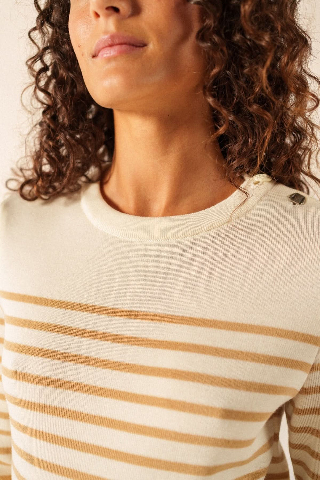 Femme portant le Chandail BREGANCON R POP avec rayures et coudières assorties, détail col boutonné sur épaule, tricoté à Saint-James.