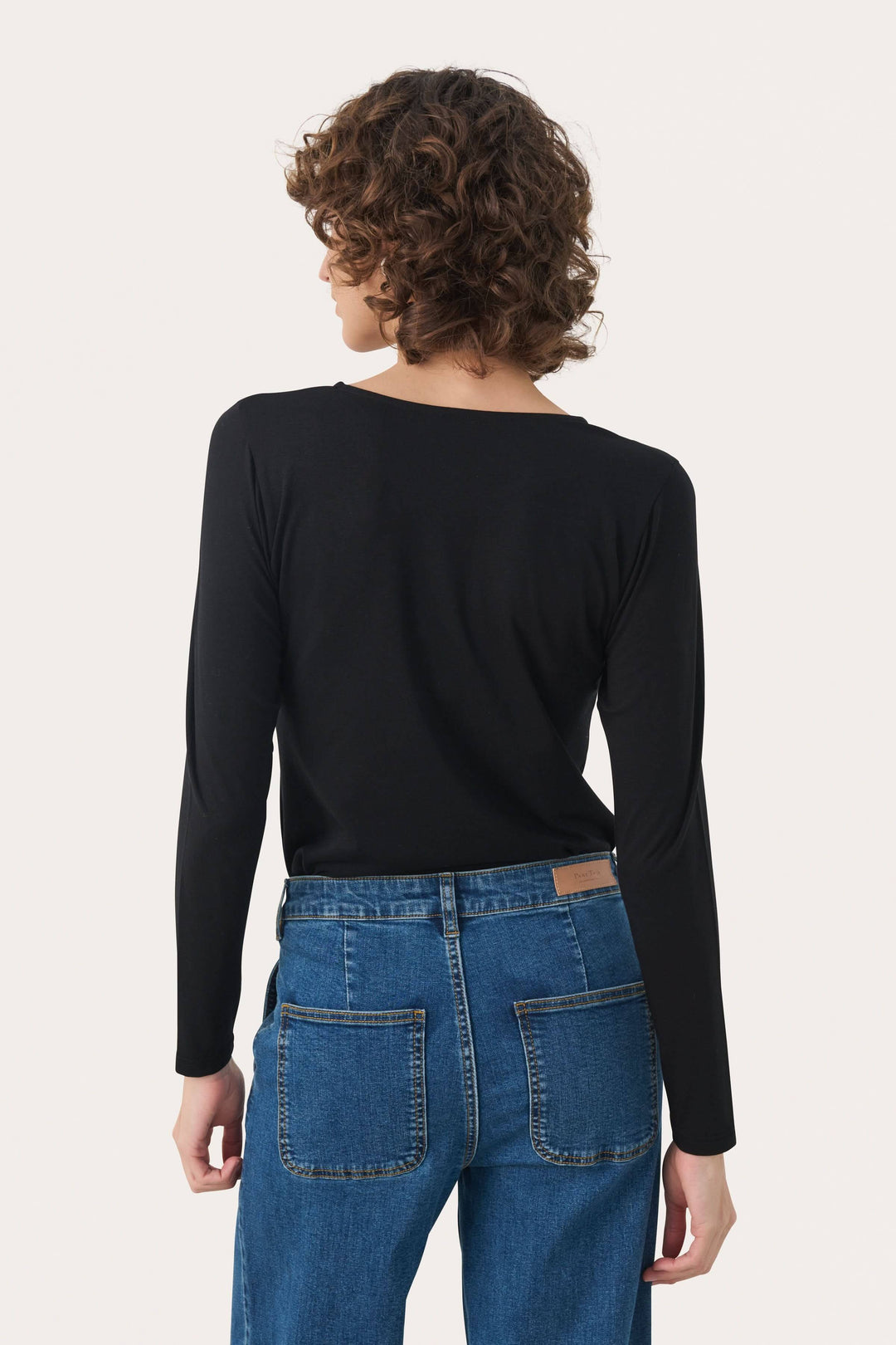 Chandail Nemajas à manches longues, en jersey doux, coupe ajustée, porté avec un jean bleu.