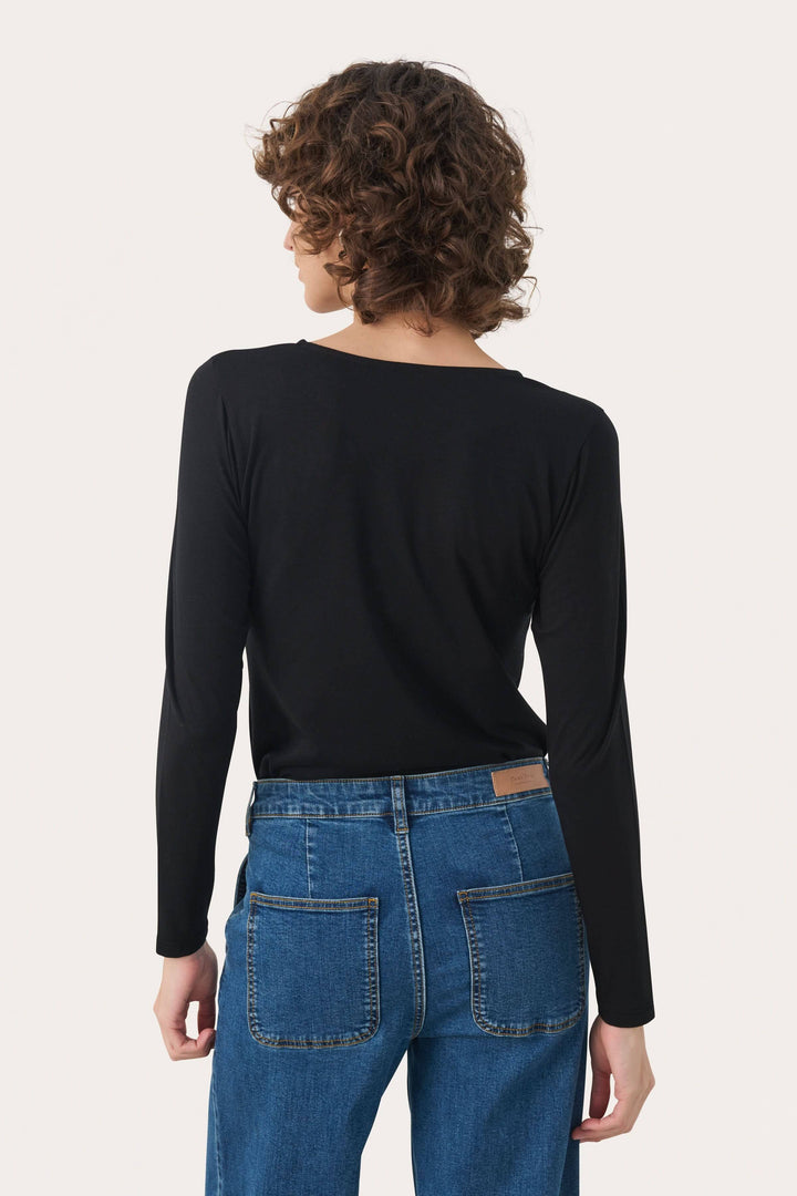 Chandail Nemajas à manches longues, en jersey doux, coupe ajustée, porté avec un jean bleu.