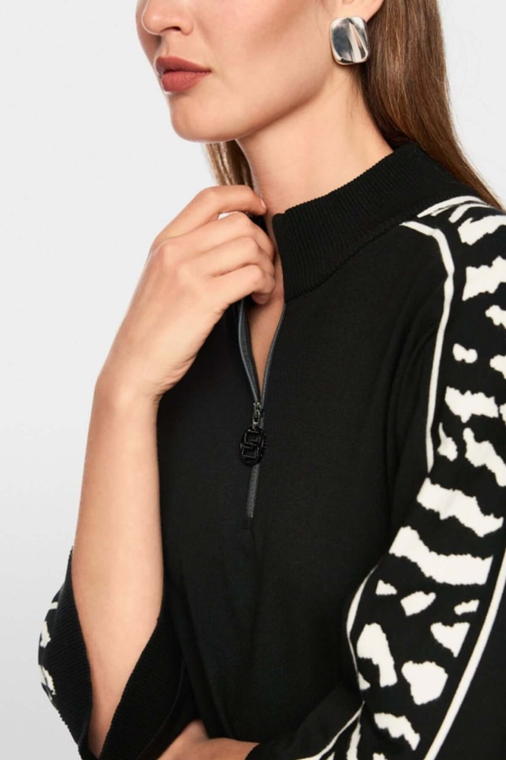 Chandail ample noir avec manches 3/4 ornées d'une bande contrastée motif animalier et fermeture à glissière, label "Rethink Together".
