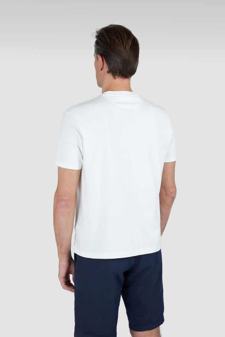 Chandail blanc à manches courtes vu de dos, avec col rond classique et design décontracté.