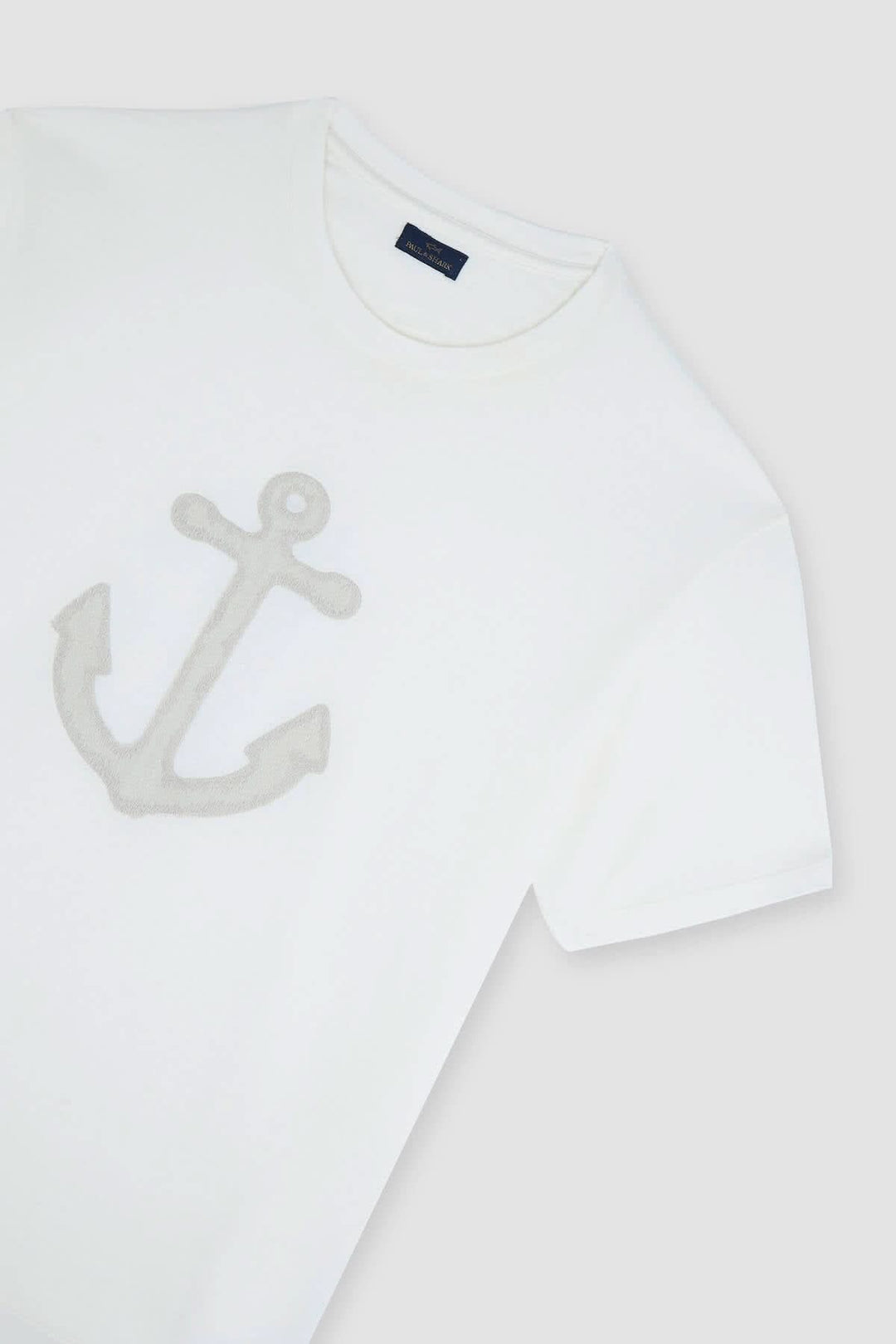 Chandail blanc à manches courtes avec ancre en relief ton sur ton pour un style nautique intemporel.