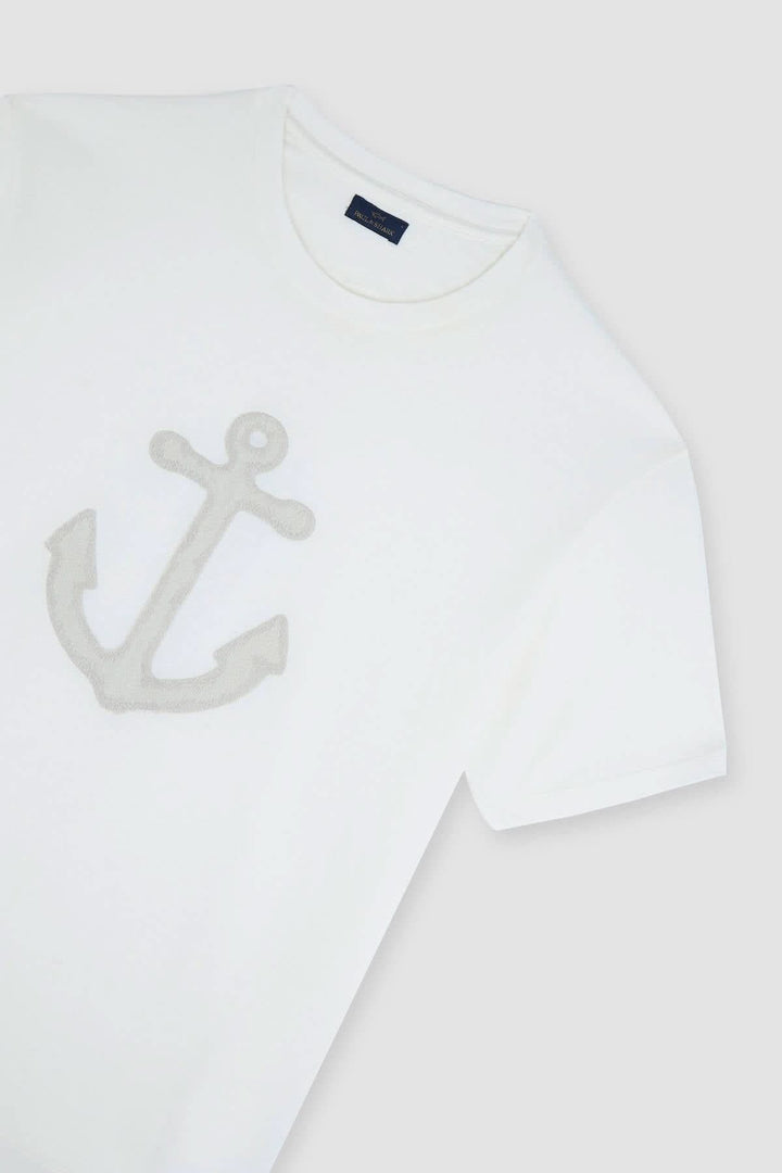 Chandail blanc à manches courtes avec ancre en relief ton sur ton pour un style nautique intemporel.