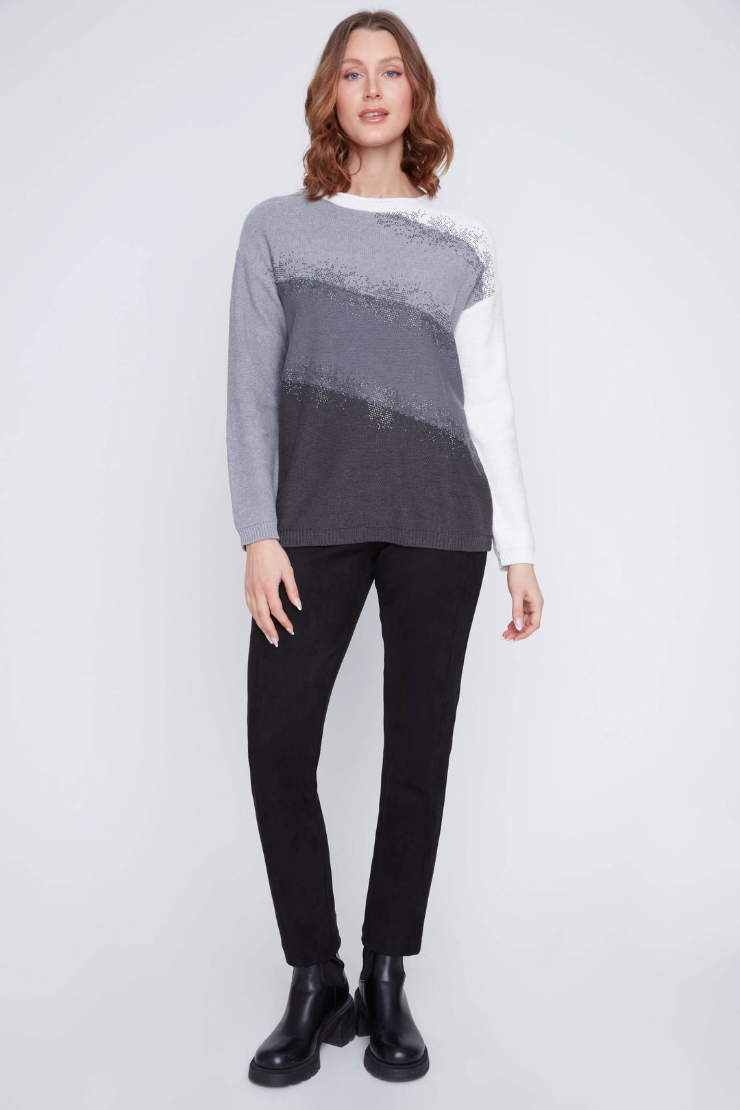 Femme portant un chandail avec dégradés en maille douce avec manches longues et détails scintillants, style chic et décontracté.