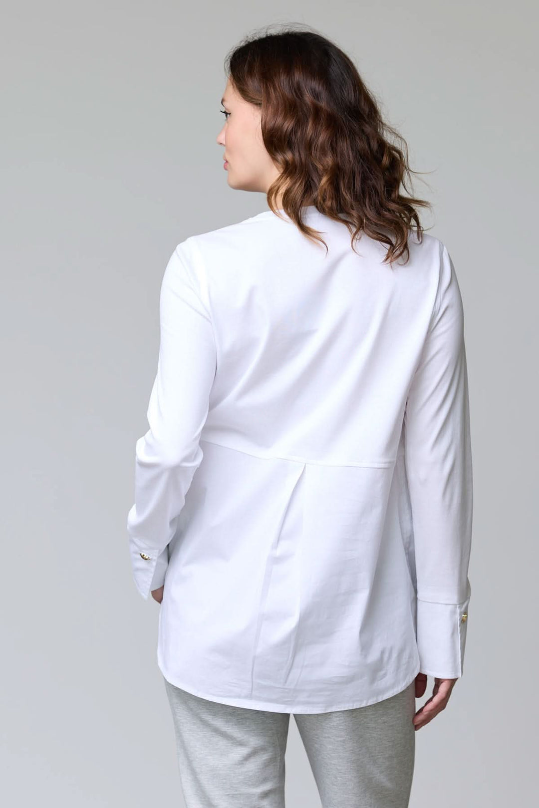 Vue arrière d'un chandail à boutons décoratifs, élégant et confortable, avec manches longues et coupe droite pour un style chic décontracté.