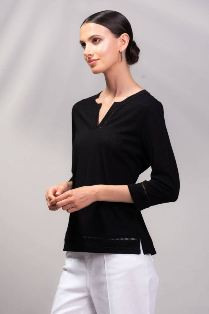 Chandail col cranté noir avec détails de dentelle, manches 3/4 et fentes latérales, parfait pour un look romantique.