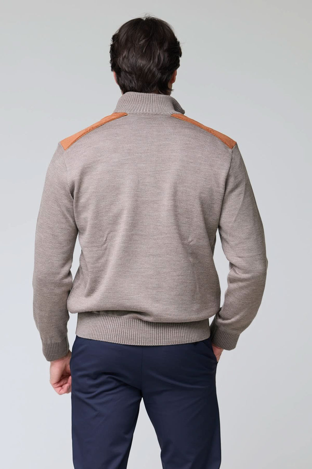 Vue arrière d'un chandail à col demi-glissière avec empiècements en velours côtelé sur les épaules, style décontracté.