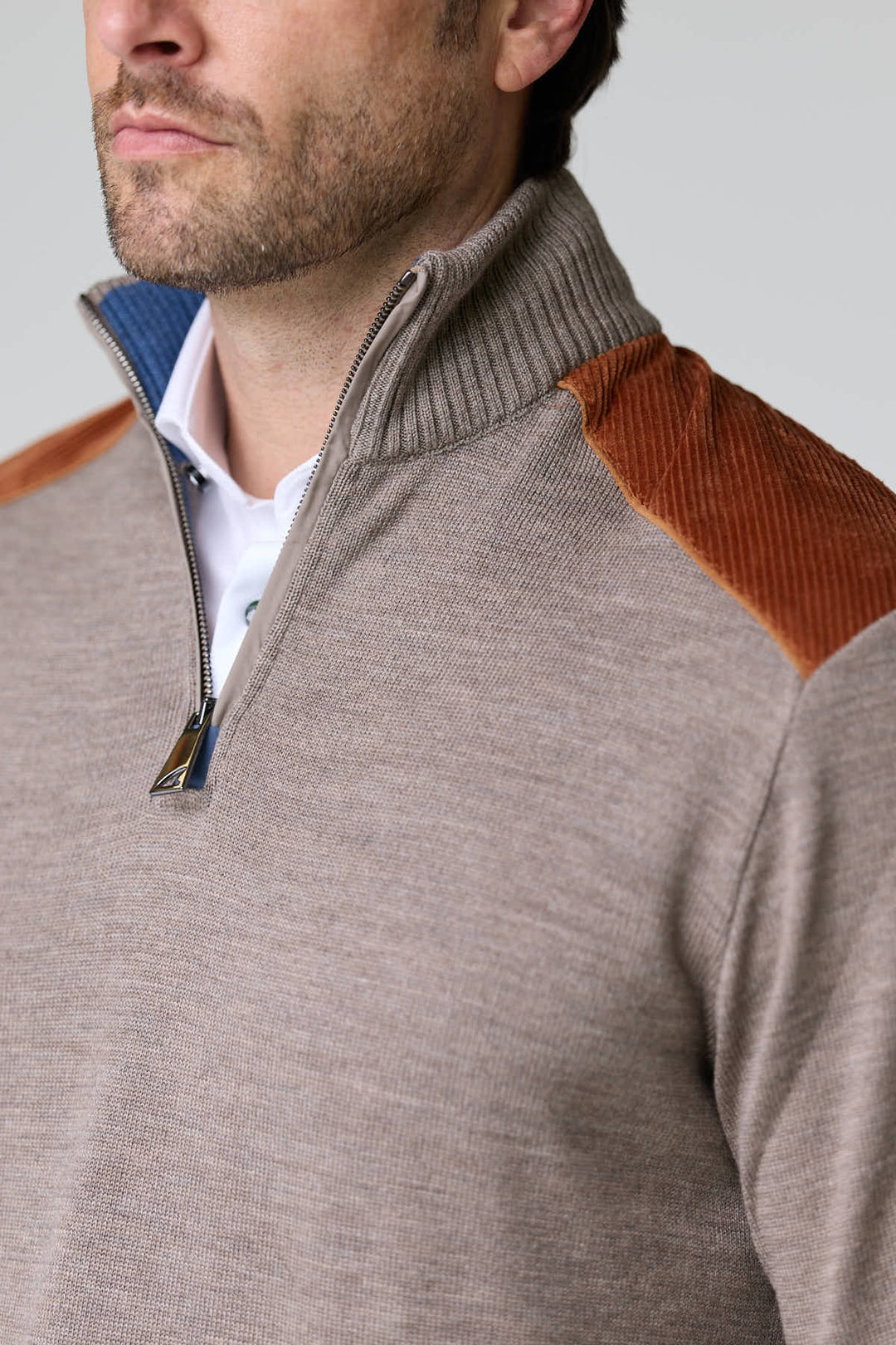 Chandail à col demi-glissière avec empiècements en velours côtelé sur épaules, coupe moderne et maille douce pour un style décontracté.