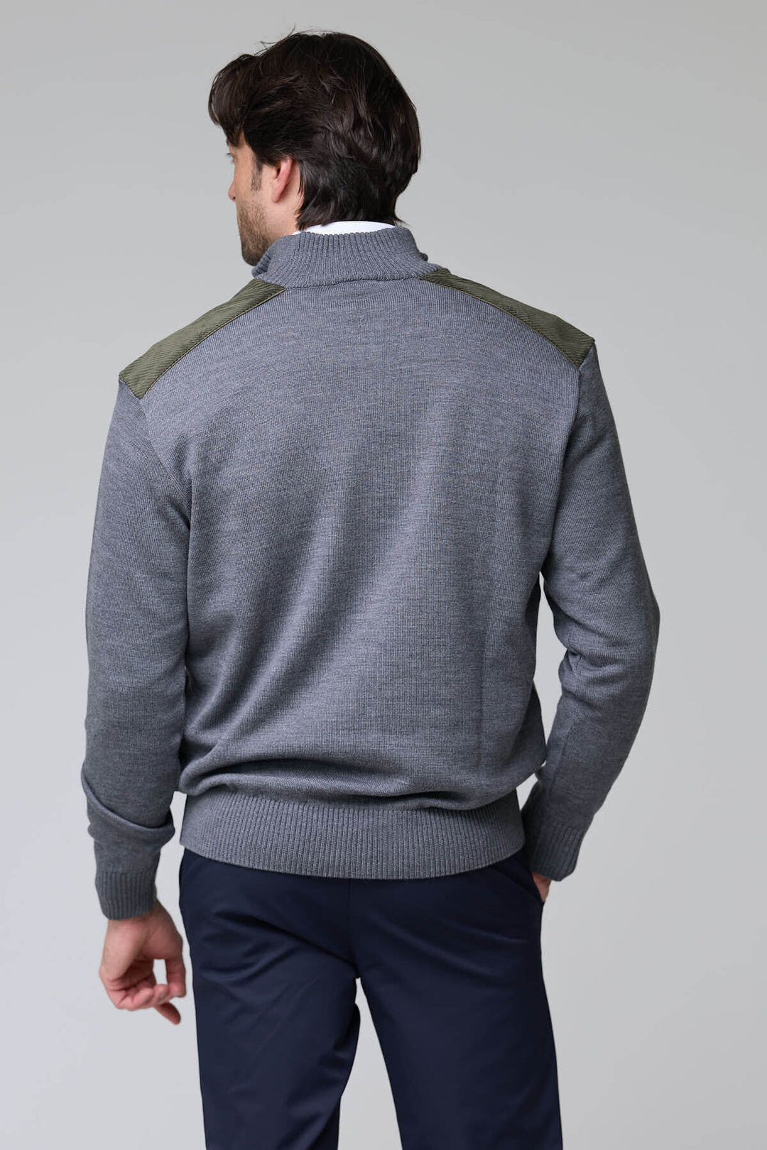 Homme portant un Chandail à col demi-glissière avec empiècements et épaules contrastantes, vue arrière, style décontracté et moderne.