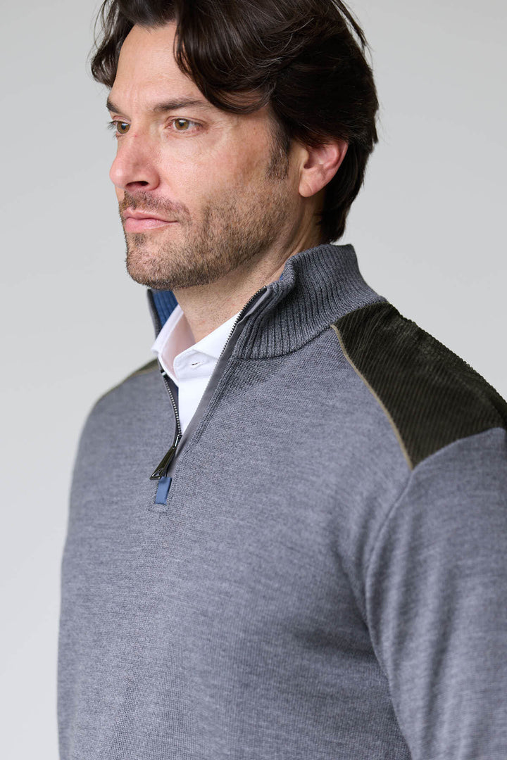 Homme portant un chandail à col demi-glissière avec empiècements contrastants en velours côtelé.