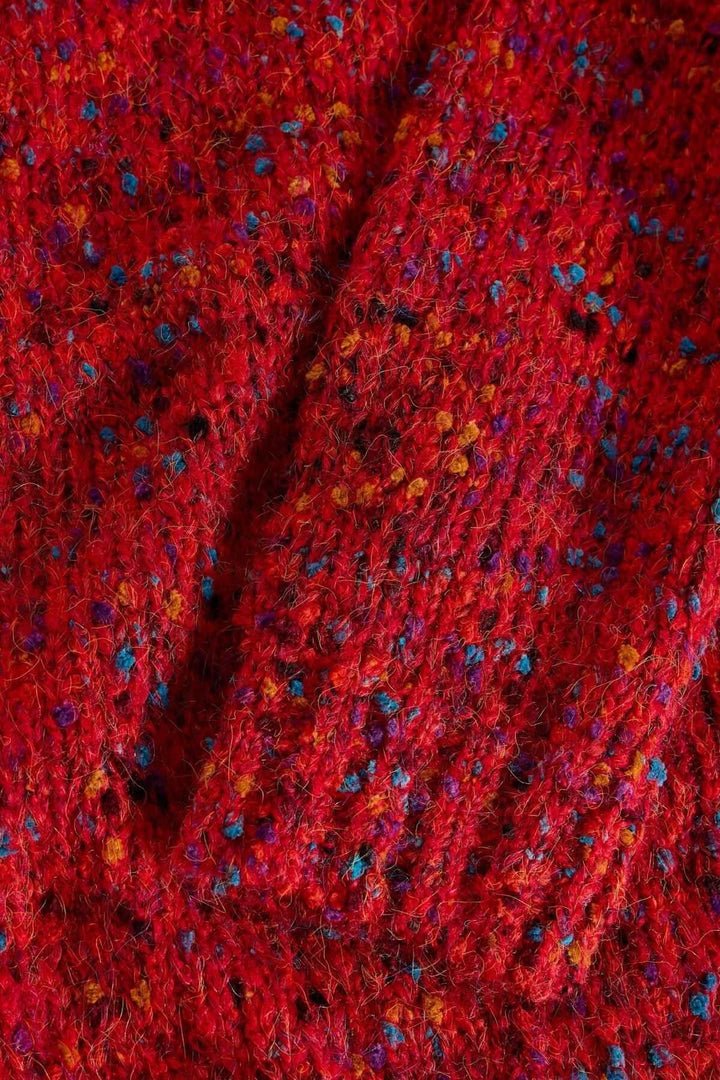 Chandail col en V rouge en maille chinée avec texture colorée et décontractée, parfait pour un style moderne.