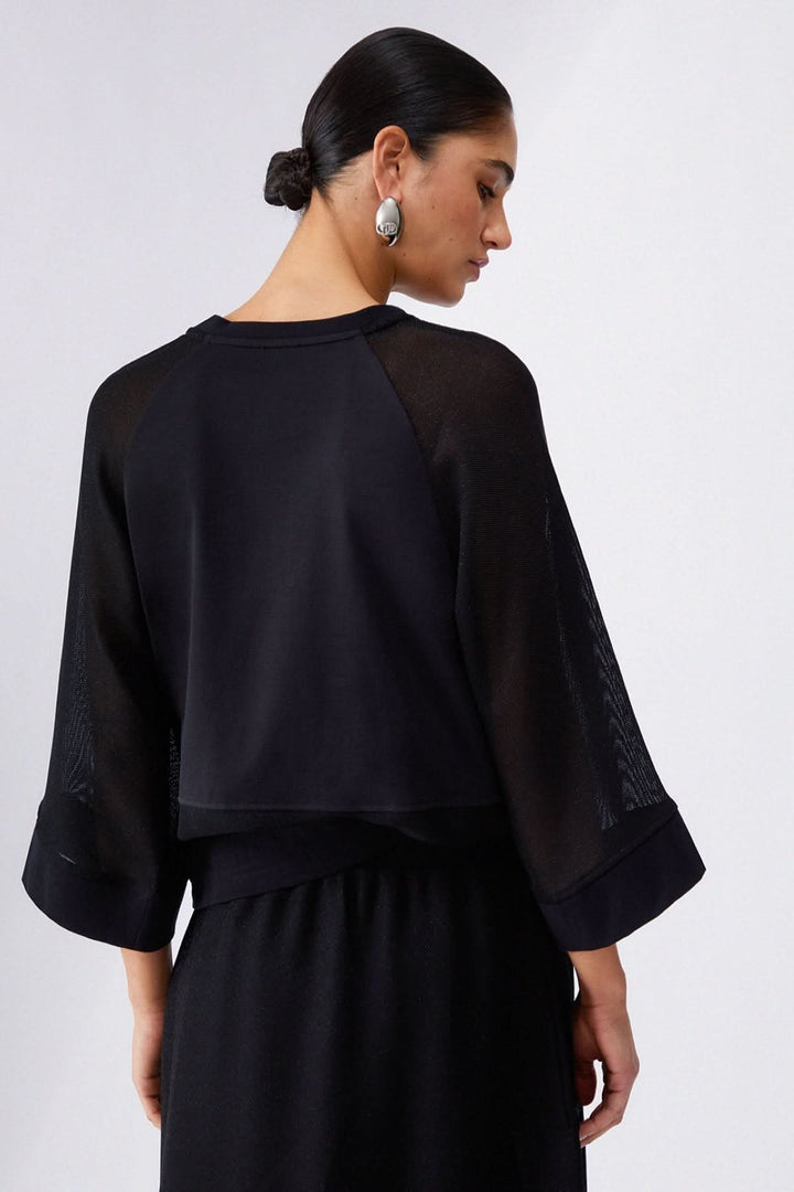 "Chandail court à manches larges en noir, vue dos, coupe ample avec manches trois-quarts, style confortable et moderne."