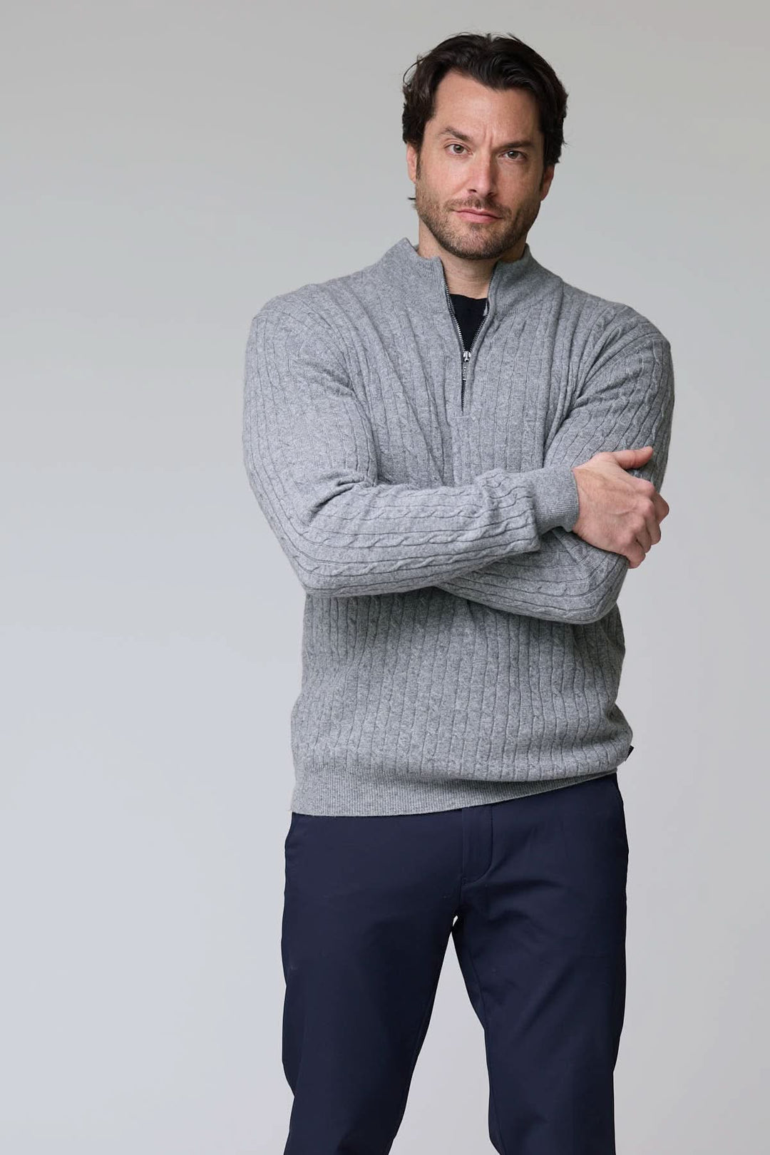 Homme portant un Chandail à demi-glissière torsadé en laine gris avec col montant, idéal pour les journées fraîches.