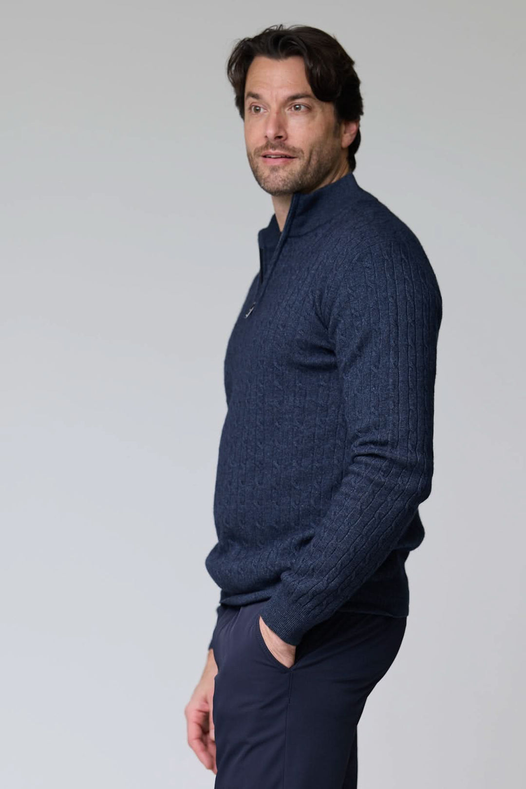 Homme portant un chandail à demi-glissière torsadé en laine, couleur marine, avec col montant et texture élégante.