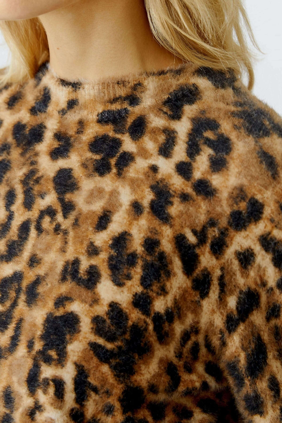 Chandail duveteux à motif animal avec texture moelleuse et motif saisissant, idéal pour rehausser une tenue avec élégance et confort.