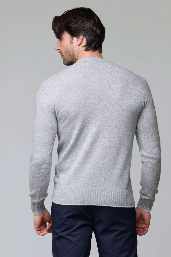 Dos d'un homme portant un chandail en laine gris avec manches longues et finition côtelée, coupe ajustée et élégante.