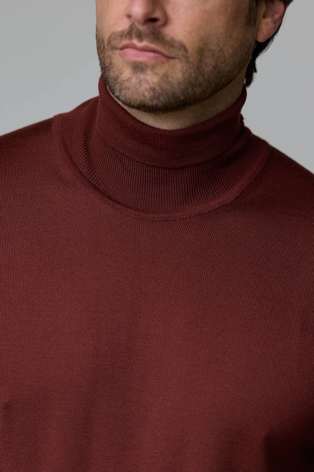 Chandail en laine mérinos fine brun en maille ultrafine avec col roulé pour un confort et style sophistiqué.