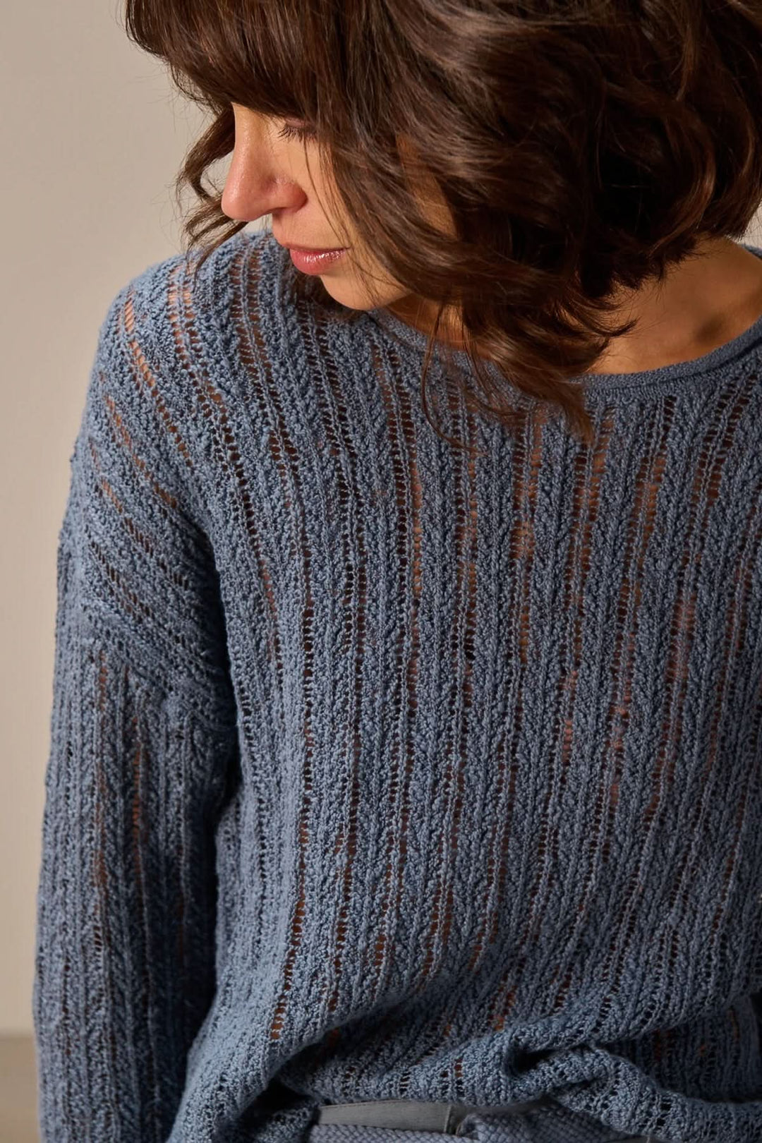 Chandail en maille ajourée moderne, coupe décontractée et respirante, parfait pour superposition et transitions de saison.