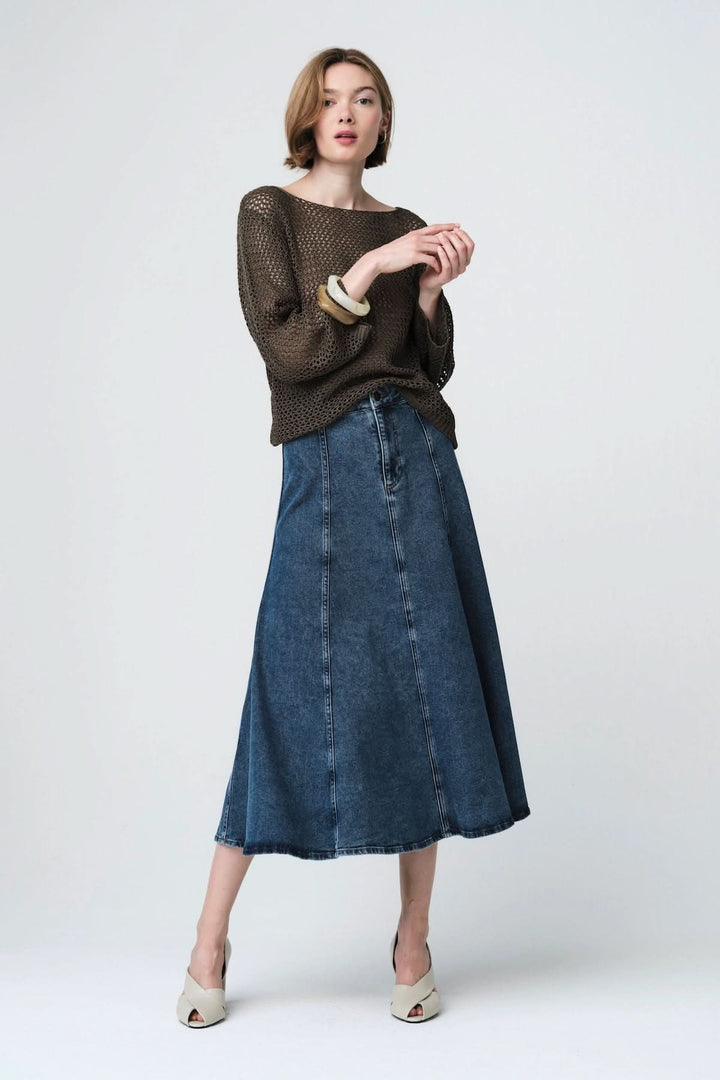 Chandail en maille ajourée porté avec une jupe en jean, idéal pour un style décontracté et élégant.