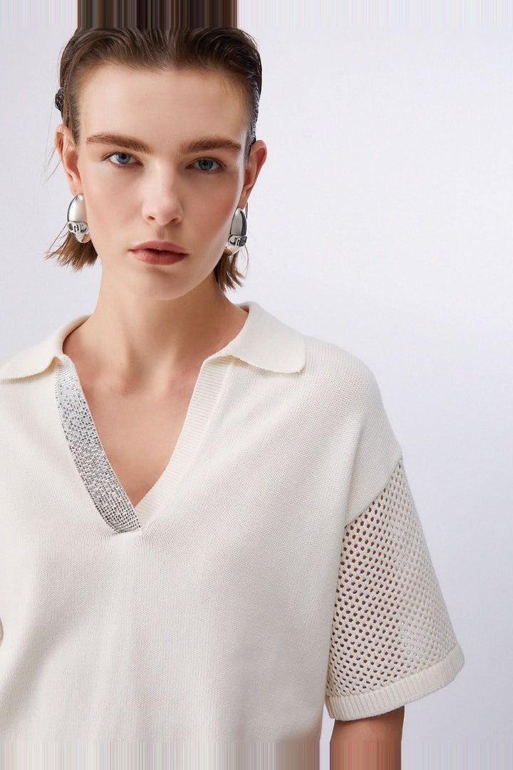 Chandail en maille avec col polo et strass, moderne et élégant, col orné de strass, manches courtes avec inserts ajourés.