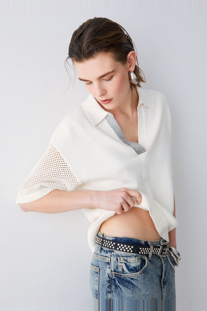 Chandail en maille avec col polo et strass, élégant et moderne, avec inserts ajourés.