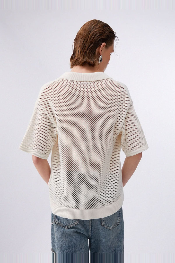 Vue arrière du chandail en maille avec col polo et strass élégant et texturé.