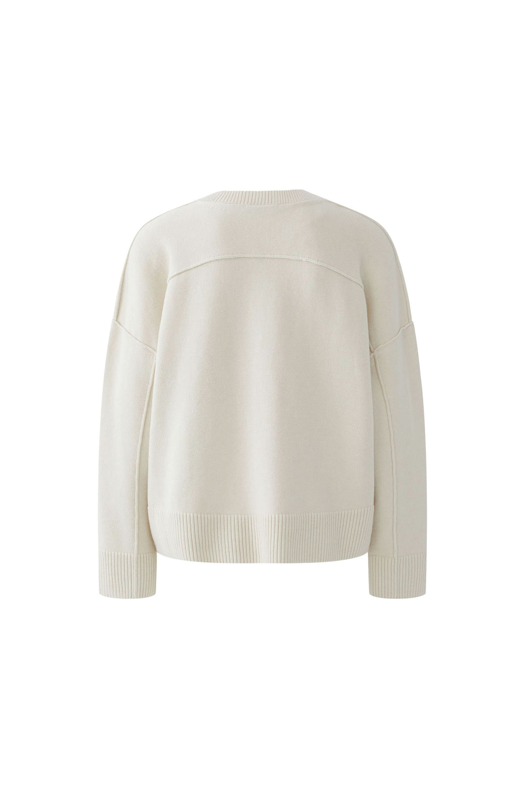 Chandail en maille à col en V avec manches longues et coupe ample, vu de dos. Modèle en maille douce avec épaules tombantes. Couleur crème.