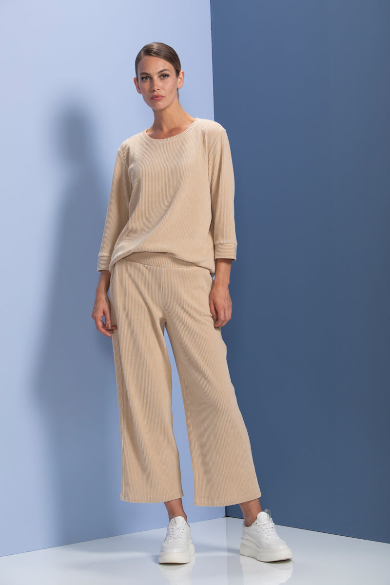 Chandail en maille côtelée beige pour un look moderne et confortable avec coupe ample et manches trois-quarts.