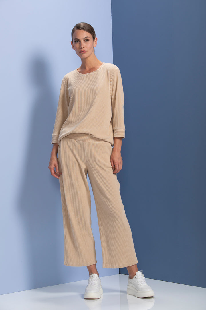 Chandail en maille côtelée beige pour un look moderne et confortable avec coupe ample et manches trois-quarts.