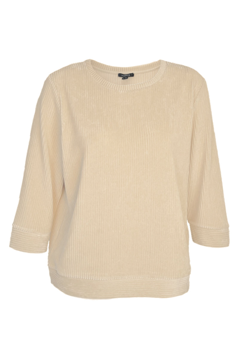 Chandail en maille côtelée beige avec manches trois-quarts et encolure ronde, coupe légèrement ample, texture moderne raffinée.