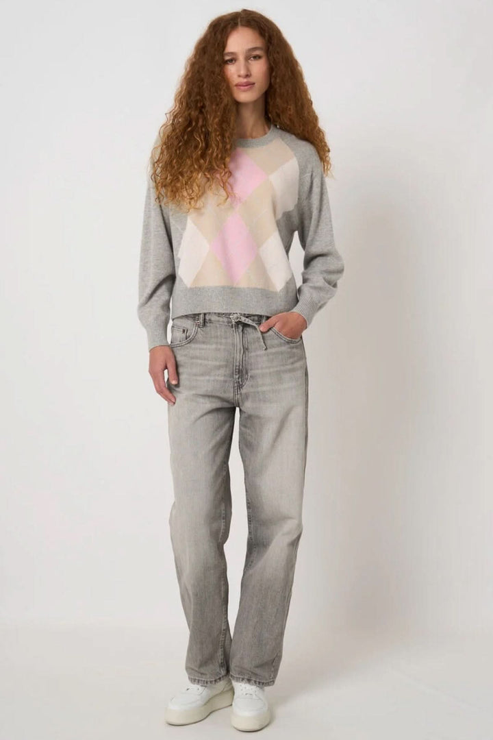 Chandail en tricot confortable avec motif géométrique, coupe droite, porté par un mannequin. Décris moi le produit en français.