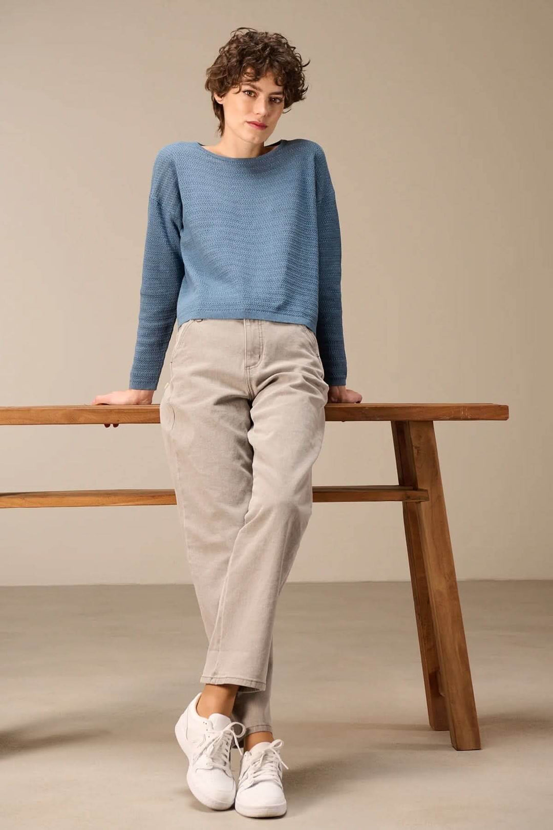 Chandail en tricot texturé à manches longues en bleu sur modèle, maille structurée, décontracté et moderne, pour tenues casual.