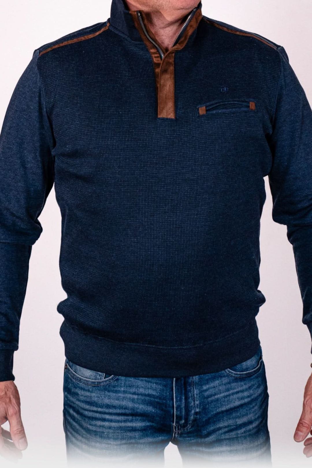 Chandail gaufré à enfiler avec touches en daim et fermeture zippée, idéal pour un look chic et décontracté.