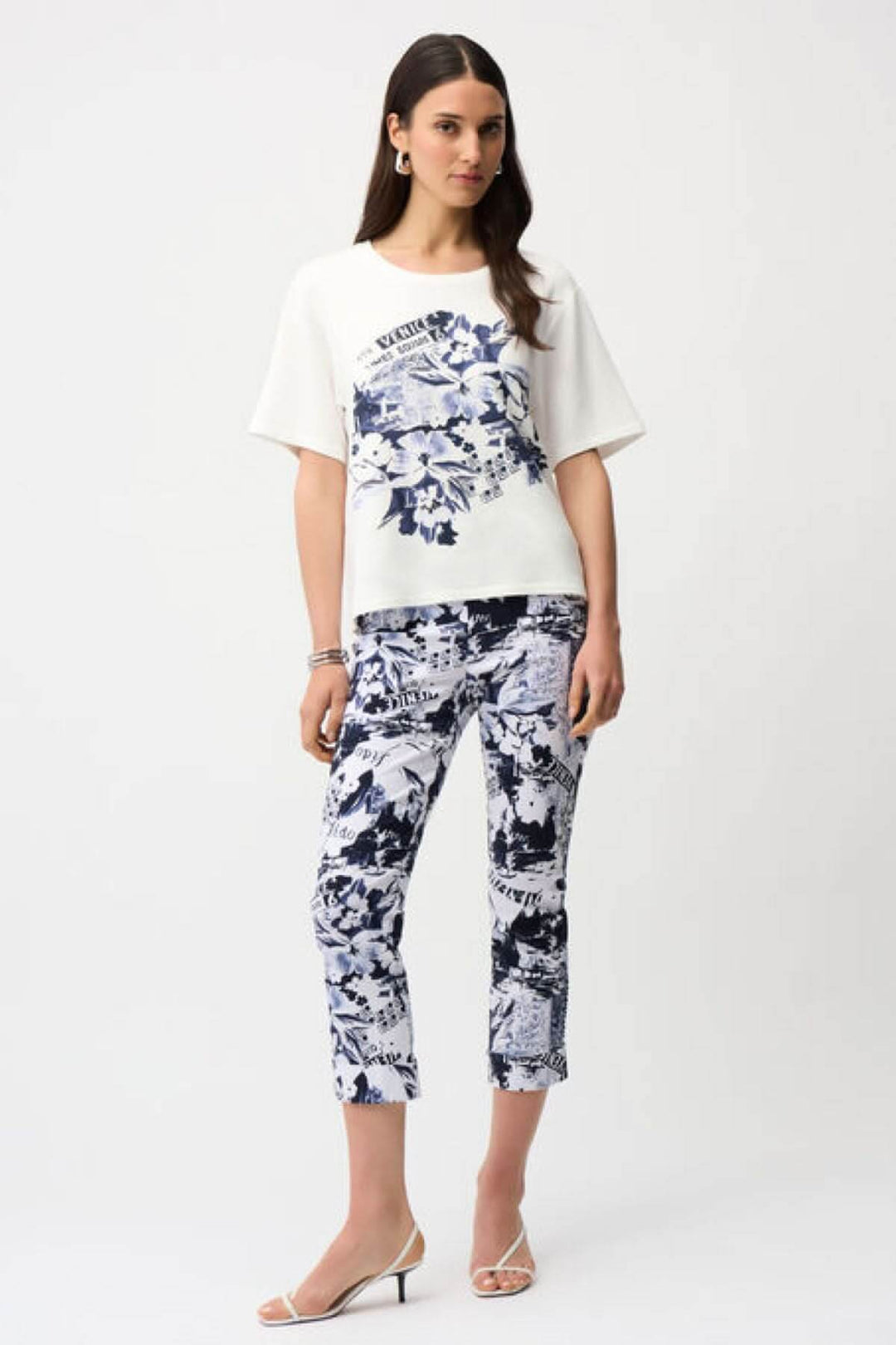 Femme portant un chandail imprimé moderne avec un imprimé artistique inspiré du voyage, coupe décontractée et tissu doux.