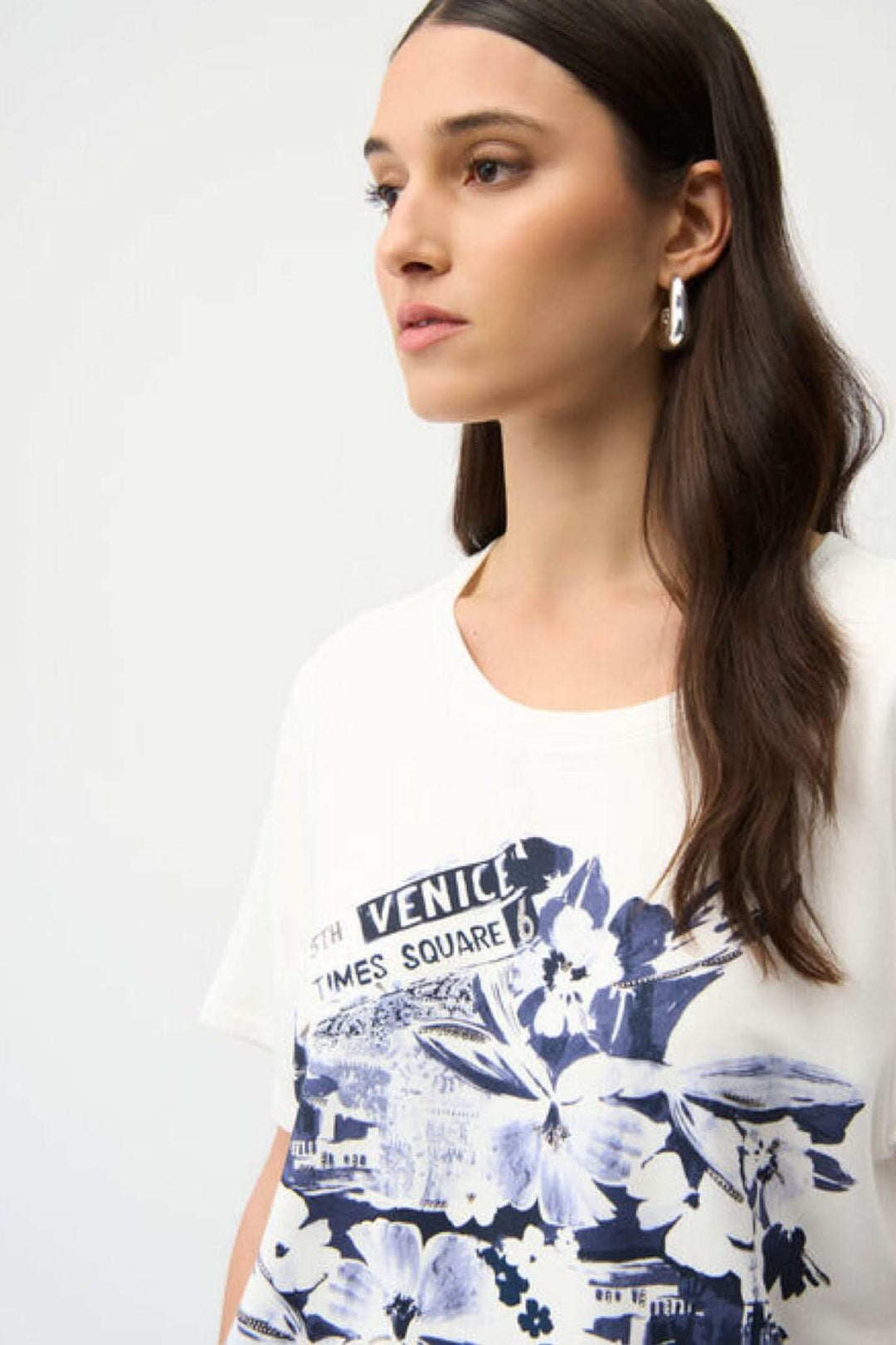 Femme portant un chandail imprimé avec motif artistique de voyage, coupe décontractée, encolure ronde, tissu doux.