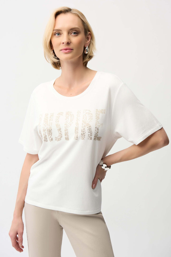 Chandail imprimé blanc avec texte "Inspire" porté par une femme, coupe décontractée et style moderne pour une touche contemporaine.