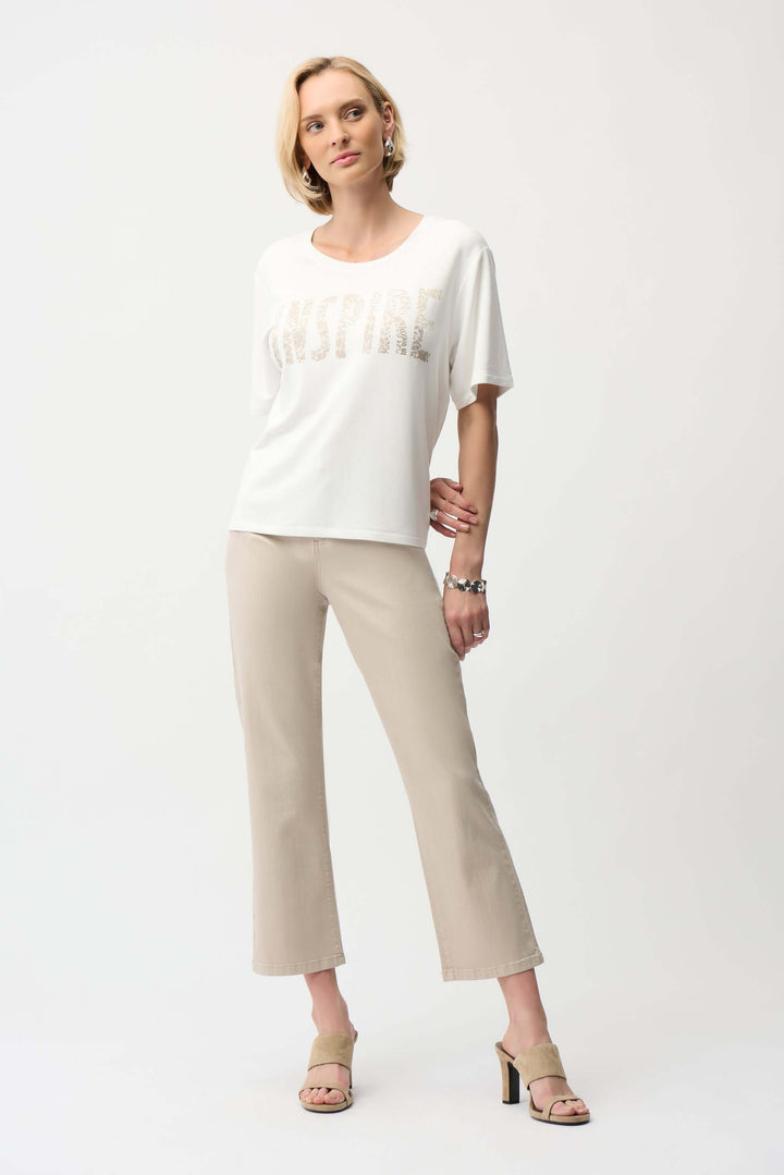 Femmes portant un chandail imprimé blanc avec pantalon beige, style moderne et décontracté