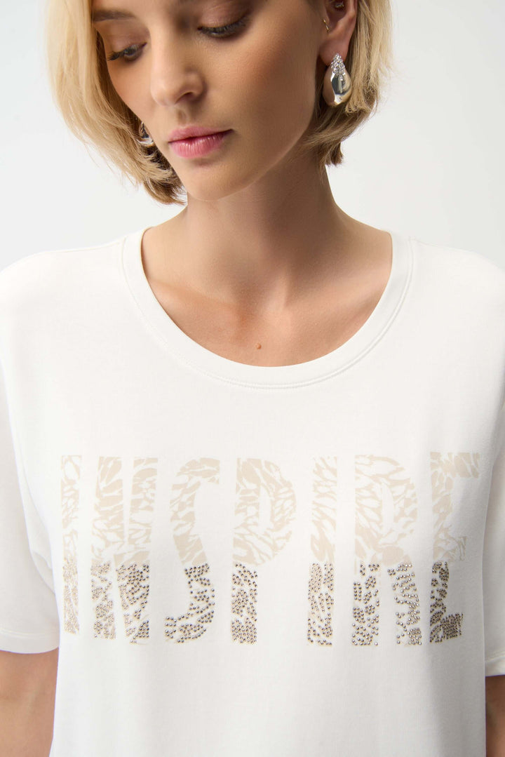 Chandail imprimé avec texte "INSPIRE" et coupe décontractée pour un style moderne et artistique.