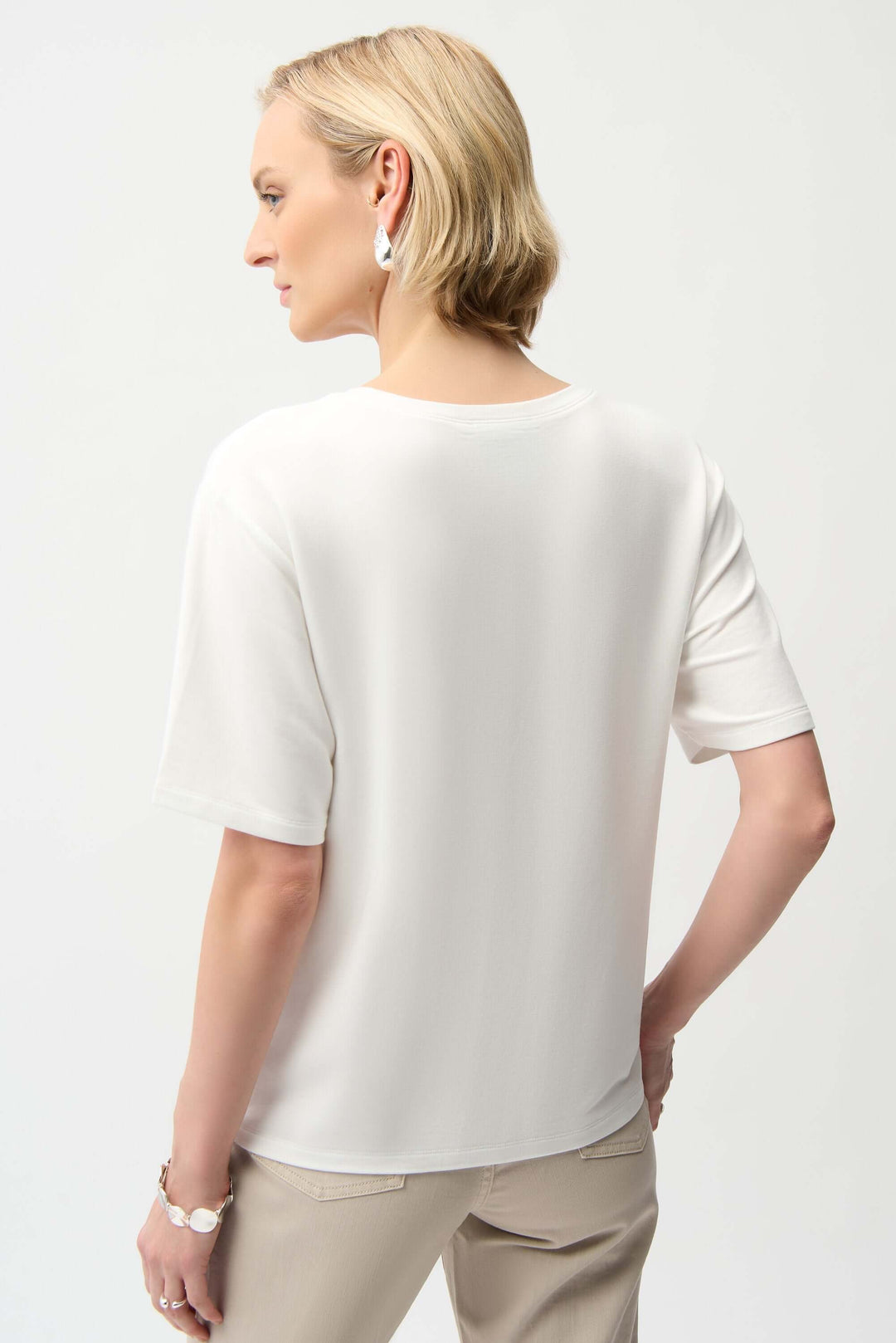 Femme portant un chandail imprimé avec coupe décontractée, vue arrière, mettant en valeur le tissu doux et la silhouette flatteuse.
