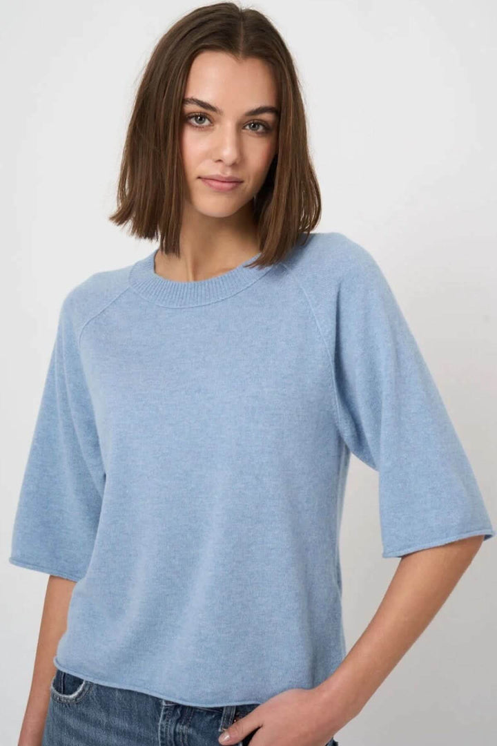 Chandail à manches courtes bleu en tricot léger, coupe droite avec encolure ronde, idéal pour tenues décontractées et modernes.