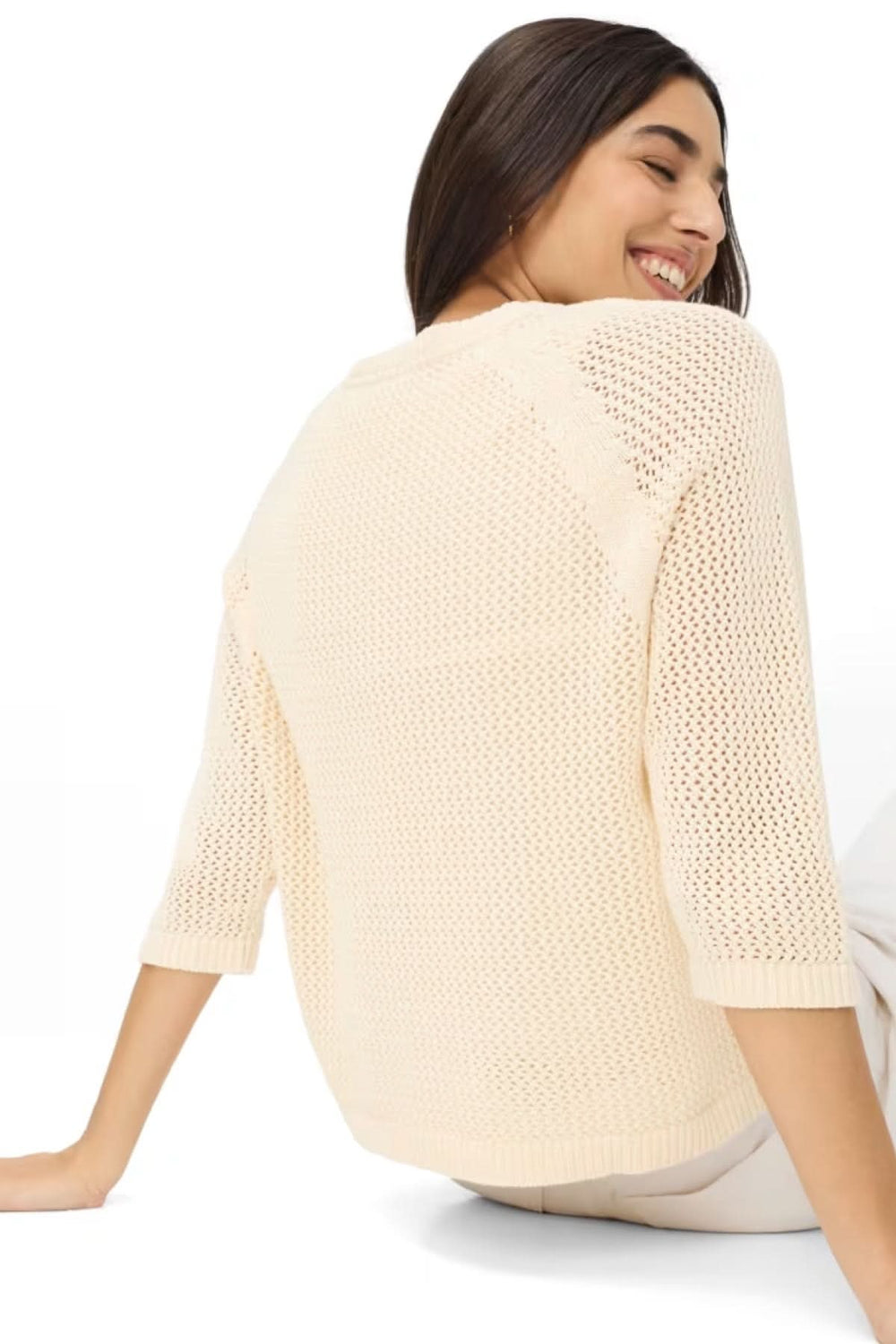 Chandail manches trois-quarts NALA en tricot ajouré beige, vue arrière sur modèle souriant, idéal mi-saison pour allure décontractée.